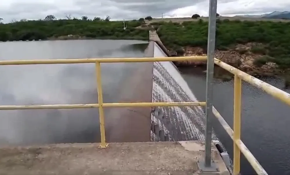 Brumado: Barragem de Cristalândia volta a sangrar após chuvas na região