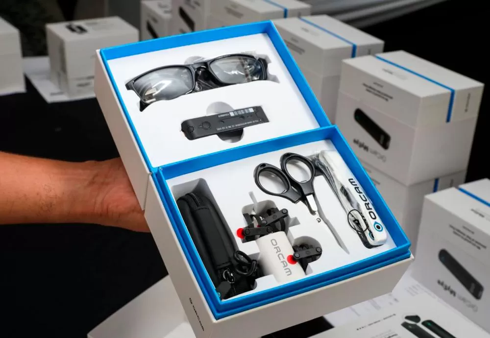 Entrega de 209 novos óculos inteligentes amplia autonomia de estudantes da rede estadual com deficiência visual