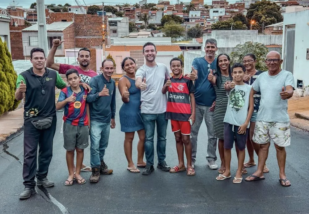 Prefeito Fabrício Abrantes acompanha obras de asfaltamento no bairro Olhos D’Água, em Brumado