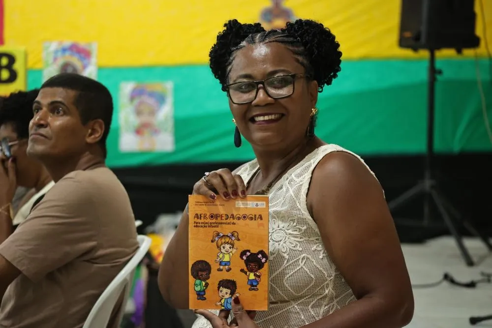 Livro Afropedagogia é lançado e chegará às creches e escolas da rede municipal em 2026