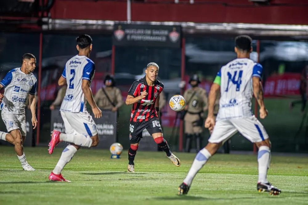 Vitória perde para o Confiança no Barradão e está eliminado da Copa do Nordeste