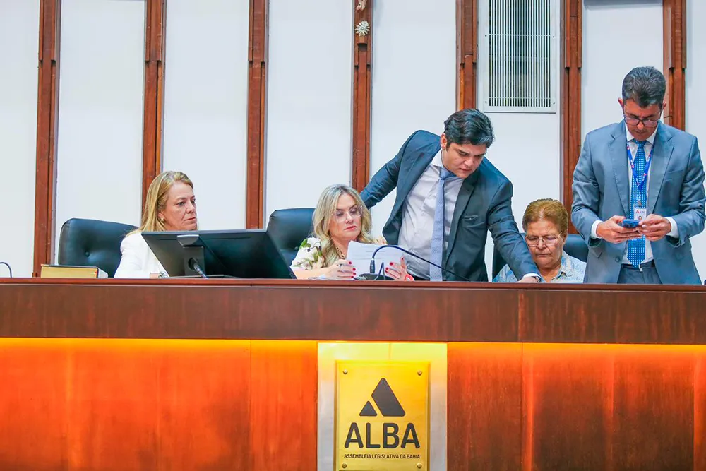 ALBA: Votação iniciada na tarde de terça foi encerrada às 6h50min desta quarta-feira e será retomada às 17h