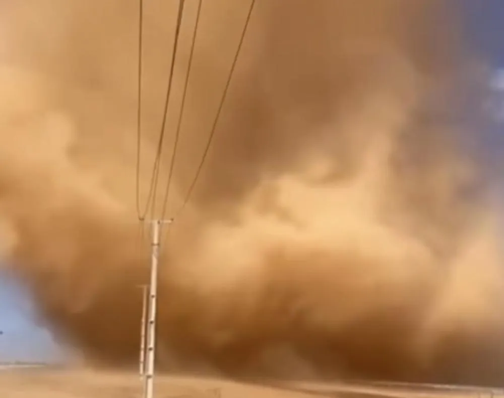 Redemoinho gigante é registrado por funcionários em parque de energia solar em Guanambi