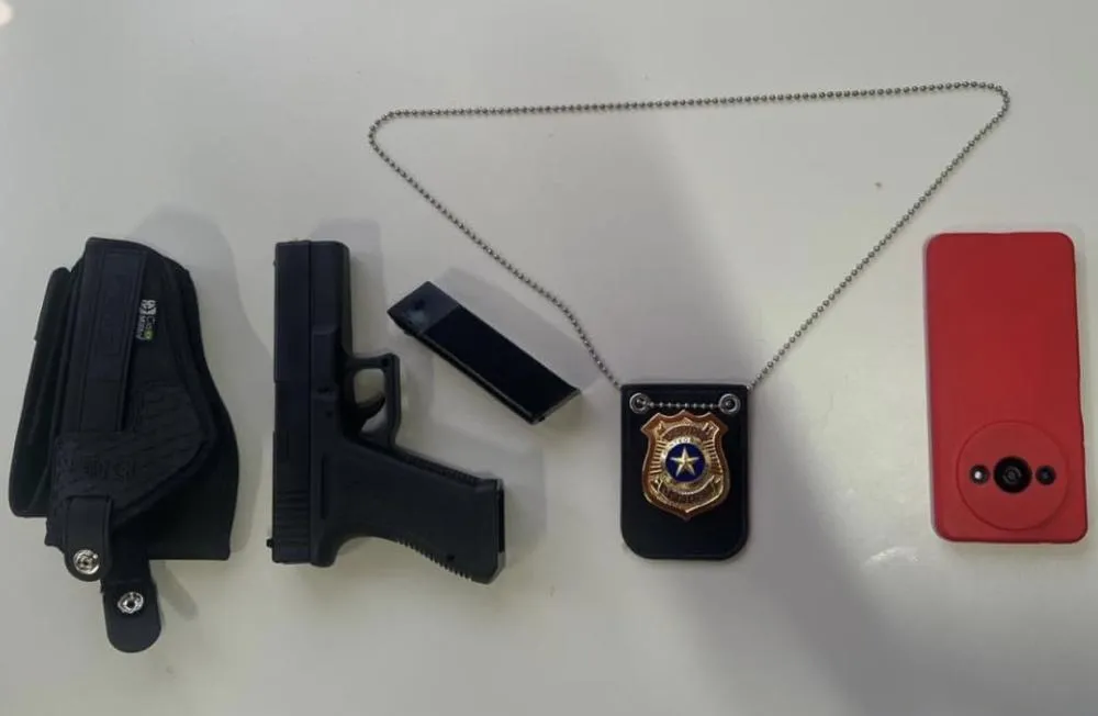 Abordagem da PM resulta na prisão de homem com arma e distintivo falsos em Rio do Pires