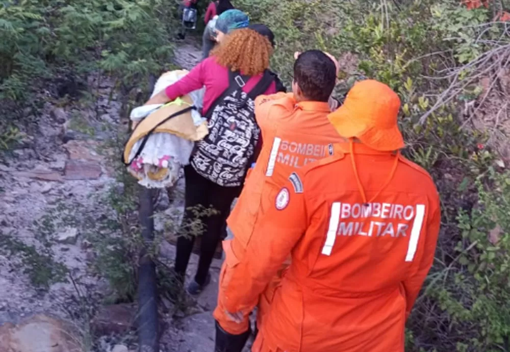 Bombeiros do 7ºGBM utilizam técnicas de rappel para resgatar grupo que se perdeu próximo a Guanambi