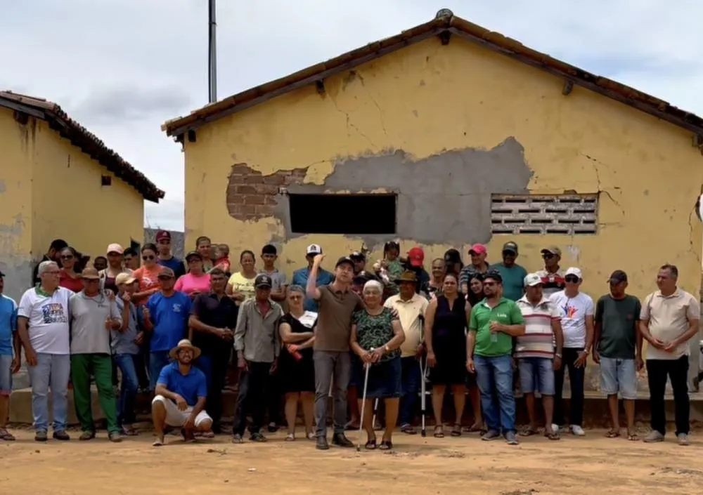 Prefeito de Brumado, Fabrício Abrantes, autoriza limpeza de aguada na comunidade Lagoa do Mourão