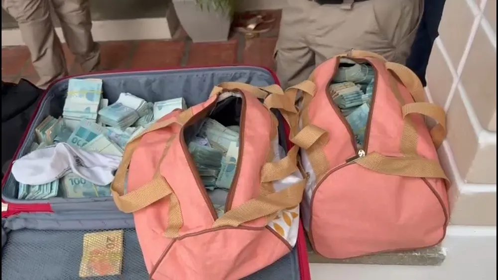 Grupo de agiotas é desarticulado em Jequié; polícia apreende R$ 3 milhões em espécie e arsenal de armas