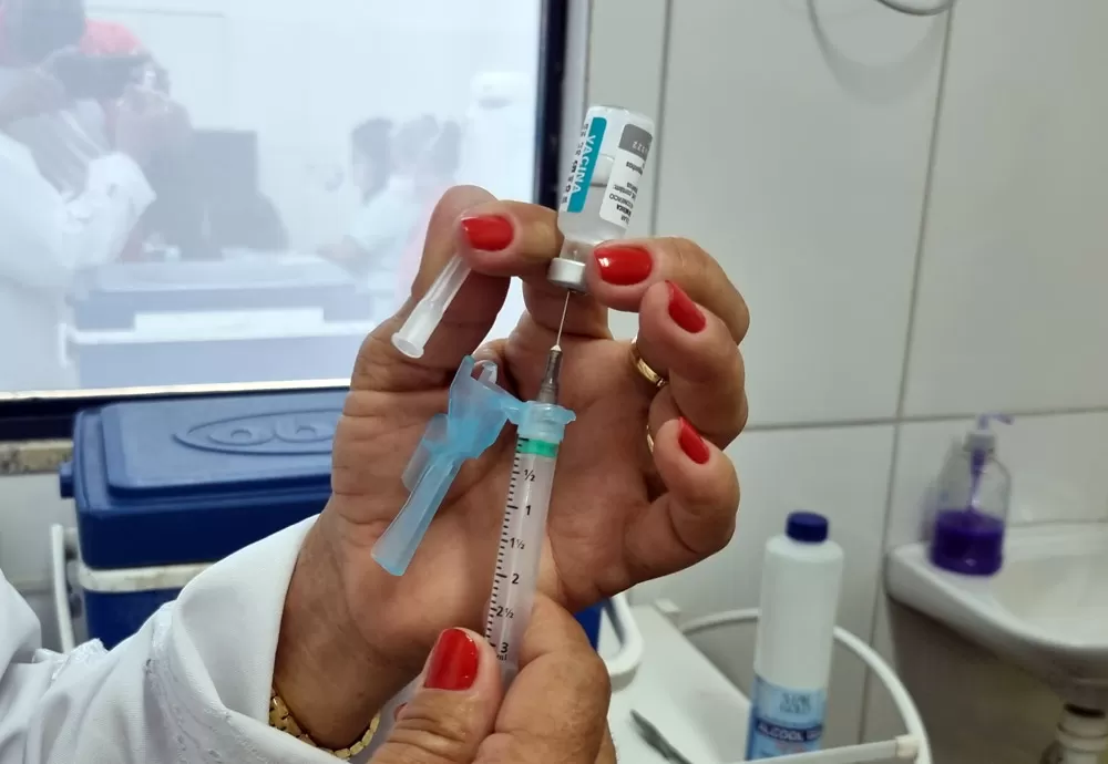 Menos de 300 mil baianos tomaram a vacina bivalente contra a Covid-19