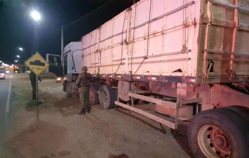 Paramirim: PM prende pela 2ª vez motorista por transporte ilegal de madeira