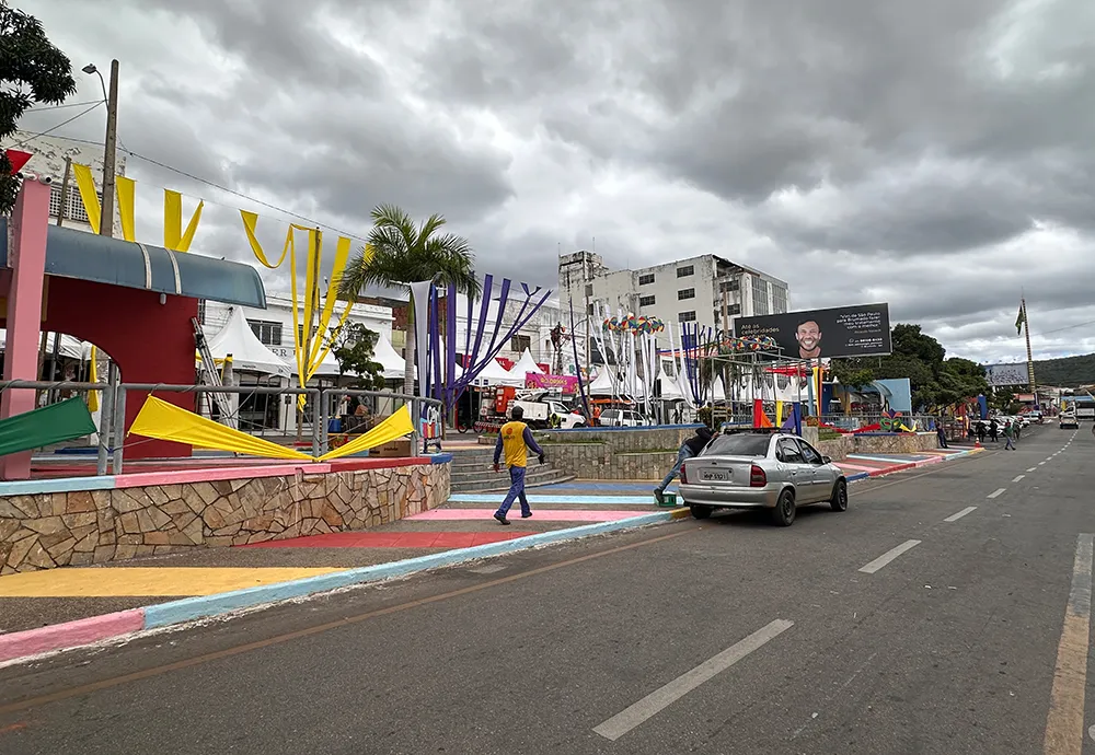 Últimos detalhes da estrutura movimentam circuito antes da abertura do Carna Brumas 2026 nesta sexta