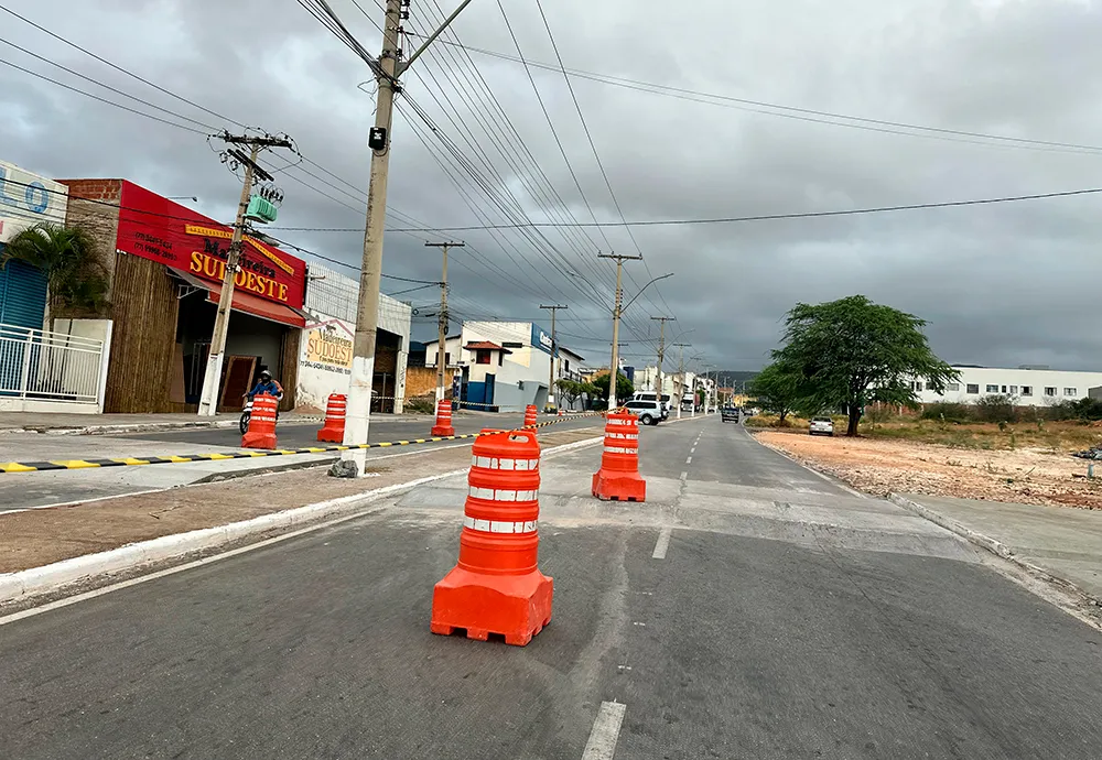 Brumado: Novos quebramolas na Avenida Lindolfo Azevedo Brito geram críticas e acidente