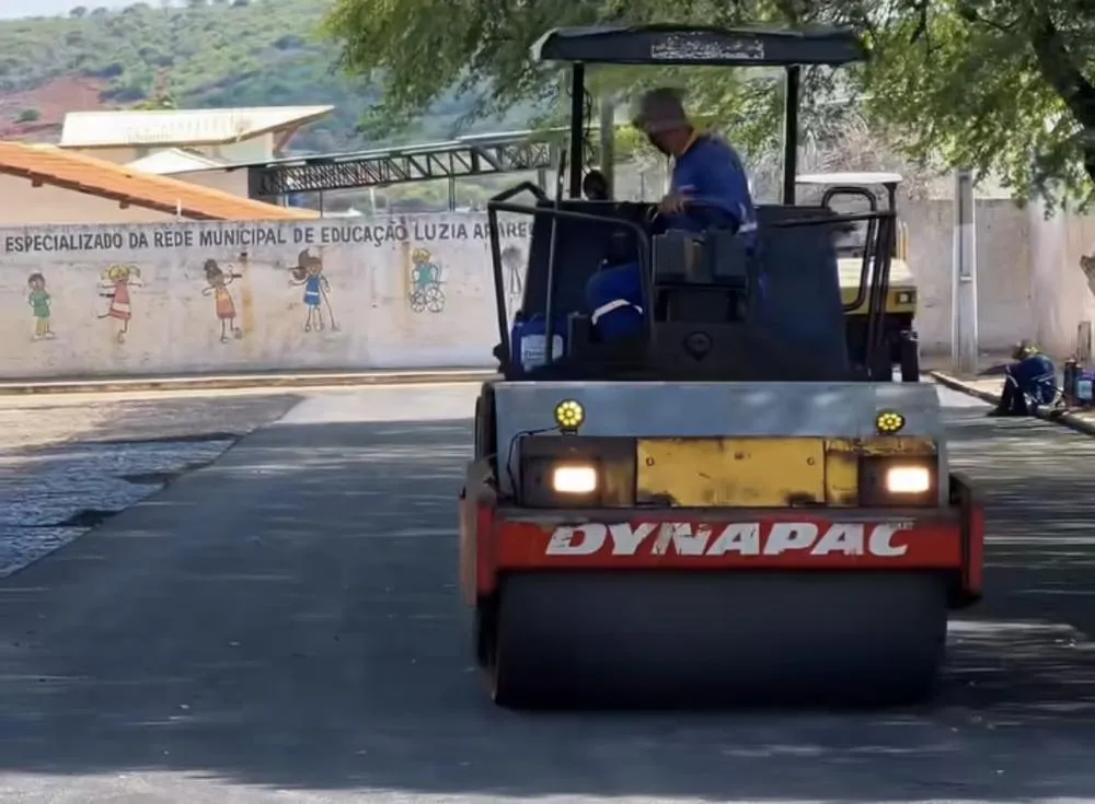 Gestão Fabrício Abrantes realiza obras de pavimentação no entorno do Fórum Juíza Leonor da Silva Abreu