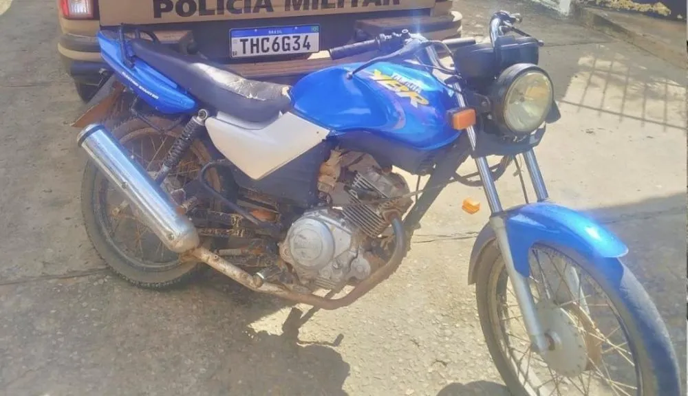PM apreende moto adulterada e flagra condutor com droga em Brumado