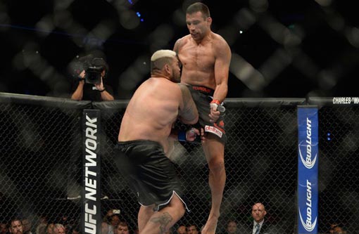 Werdum surpreende, nocauteia Hunt e conquista cinturão interino do UFC