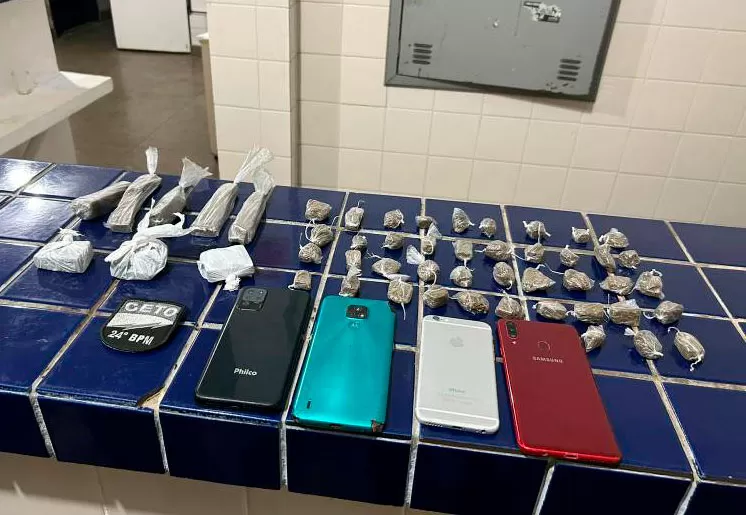 Brumado: Policiais da CETO realizam apreensão de drogas e celulares em operação no Bairro Baraúnas