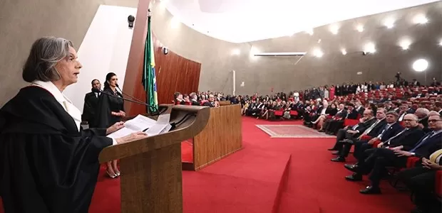 Cármen Lucia toma posse na presidência do TSE