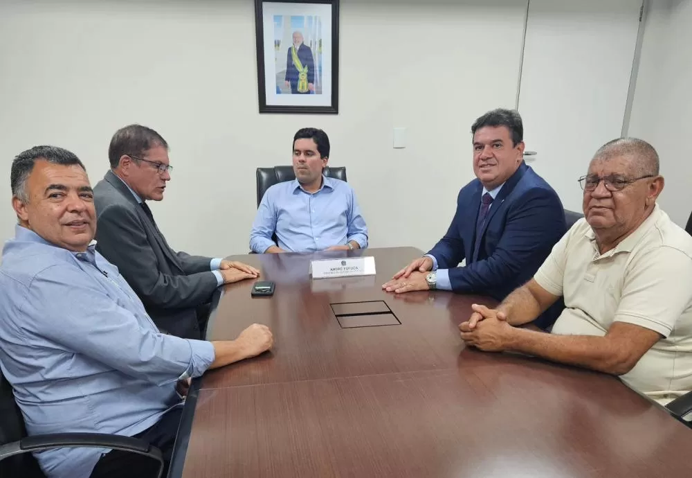 Deputado Marquinho Viana e autoridades de Livramento de Nossa Senhora em audiência com Ministro do Esporte em Brasília