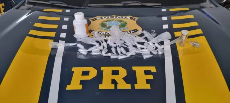 PRF flagra mulher transportando cocaína e maconha durante abordagem a um ônibus interestadual em Conquista