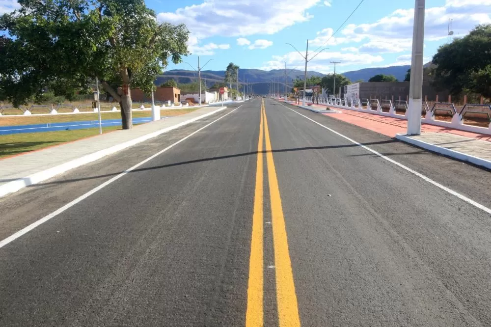 Governo do Estado entrega, em Oliveira dos Brejinhos, obra de infraestrutura e unidades de processamento de frutas e mandioca