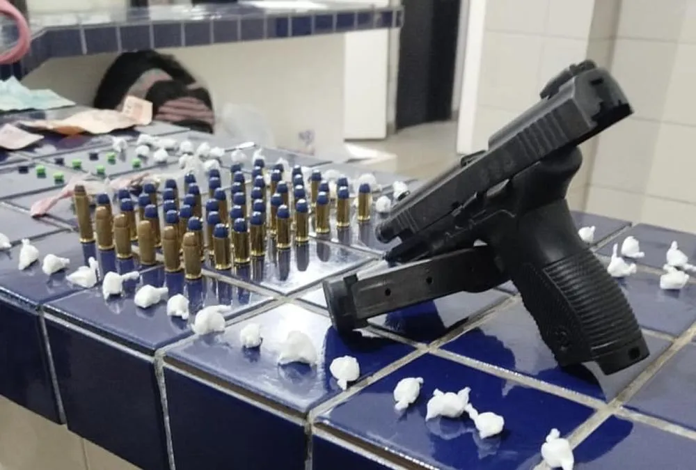 PM apreende arma da Polícia Civil de SP, drogas e recupera moto furtada em Brumado
