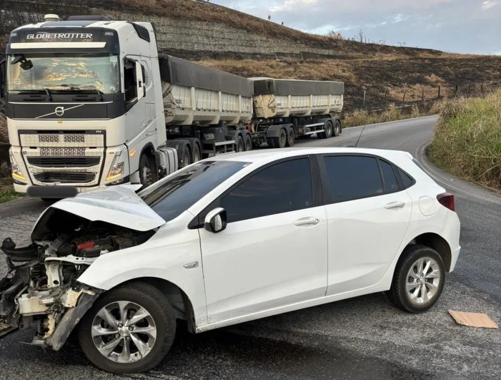 Carro e carreta se envolvem em acidente na Serra do Marçal