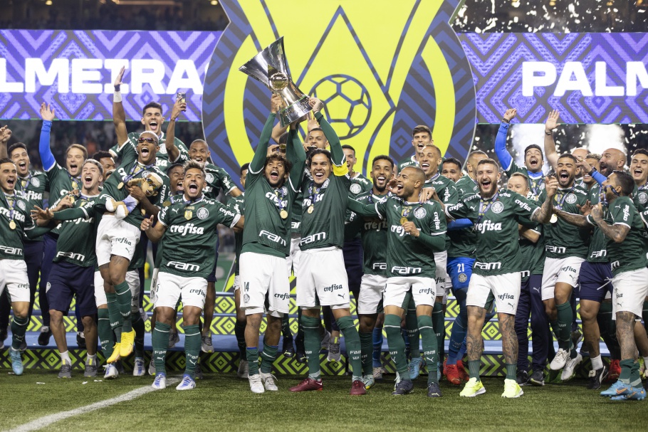 Palmeiras recebe troféu de campeão do Brasileirão 2022