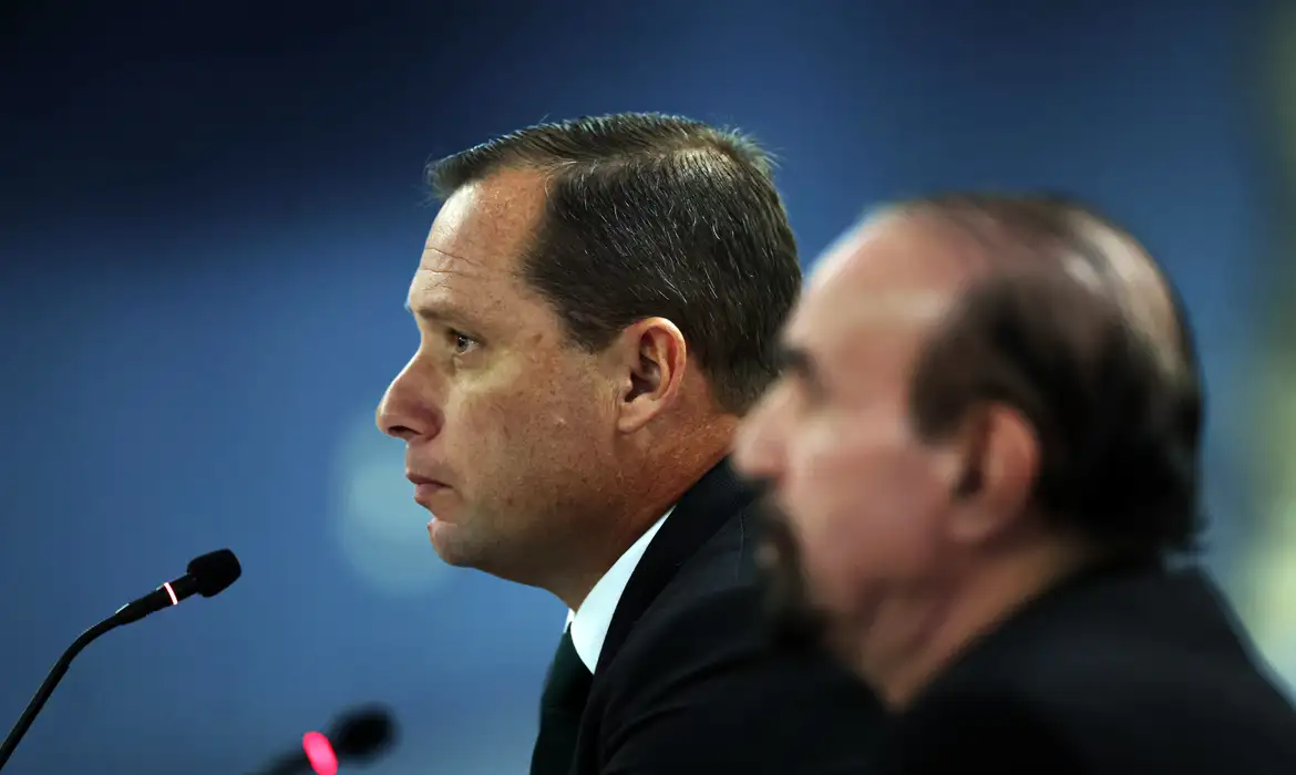 Mauro Cid reafirma que Bolsonaro leu minuta golpista durante reunião