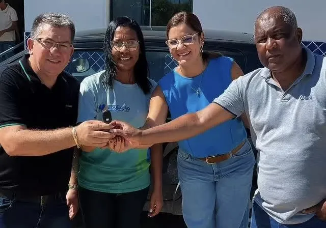 Prefeito Valdemir Gondim entrega novo veículo para atender crianças do CAEE em Tanhaçu