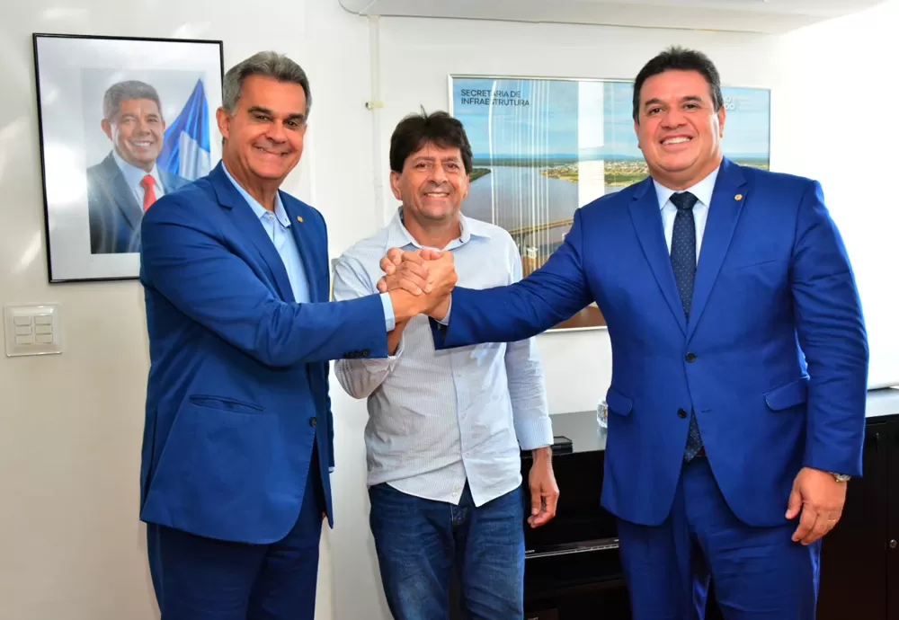Ex-prefeito de Aracatu se reúne com deputados em Salvador em busca de benefícios para o município