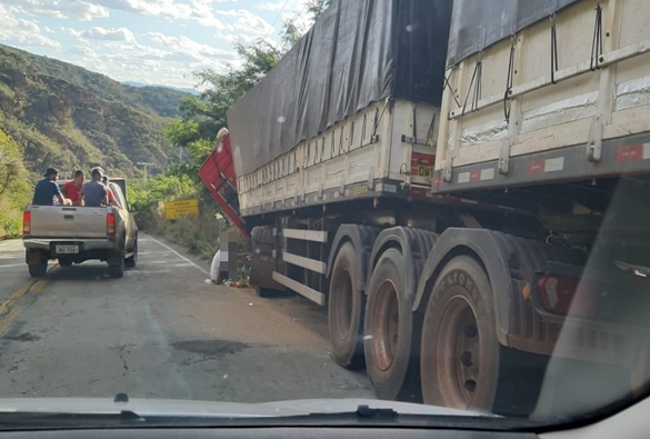 Carreta colide contra paredão da Serra das Almas