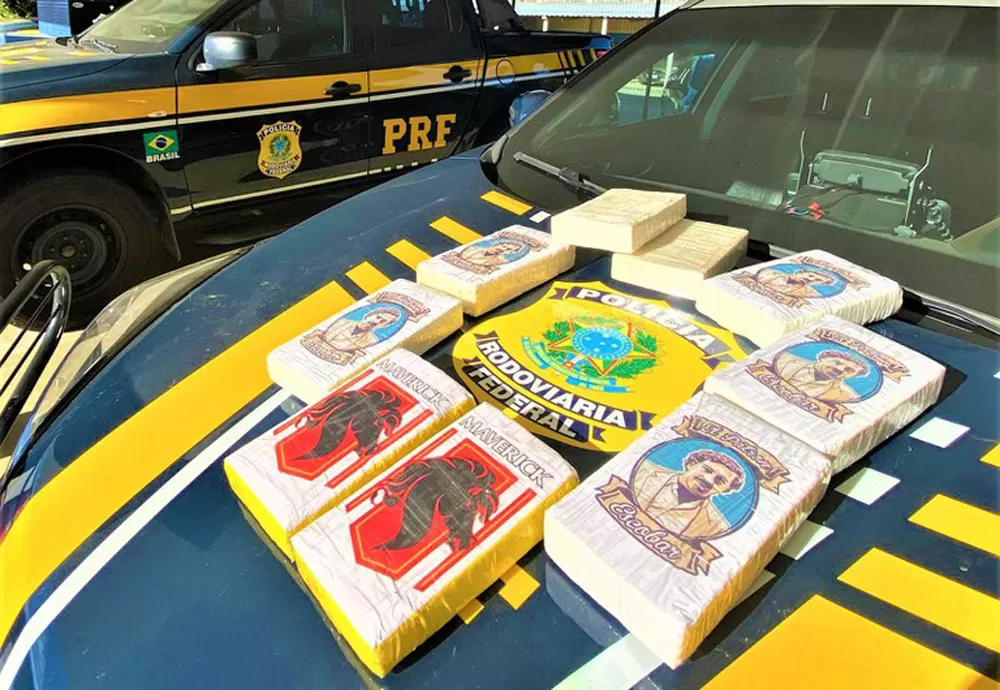PRF apreende cocaína marcada com figura alusiva ao colombiano Pablo Escobar em Conquista