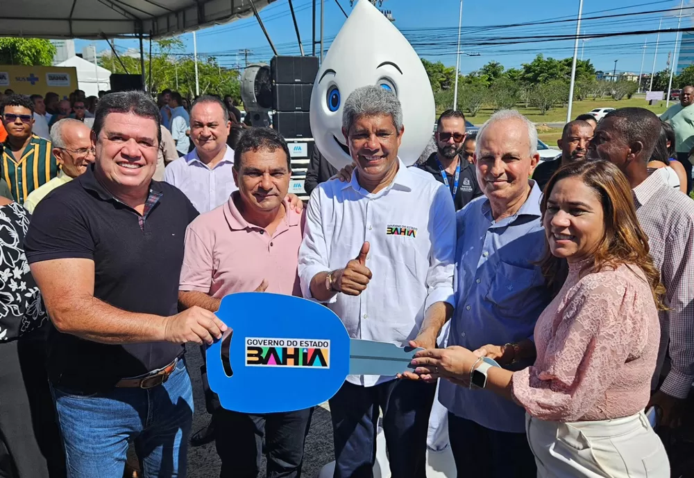 Deputado Marquinho Viana acompanha entrega de ambulância para Tanhaçu