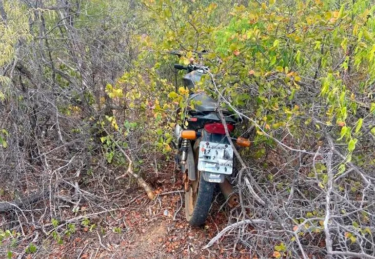 Motocicleta furtada é recuperada após ser escondida em área rural de Brumado