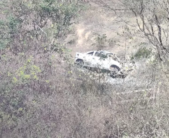 Grave acidente na BA-262: Carro cai em ribanceira e pega fogo após colisão entre Anagé e Vitória da Conquista