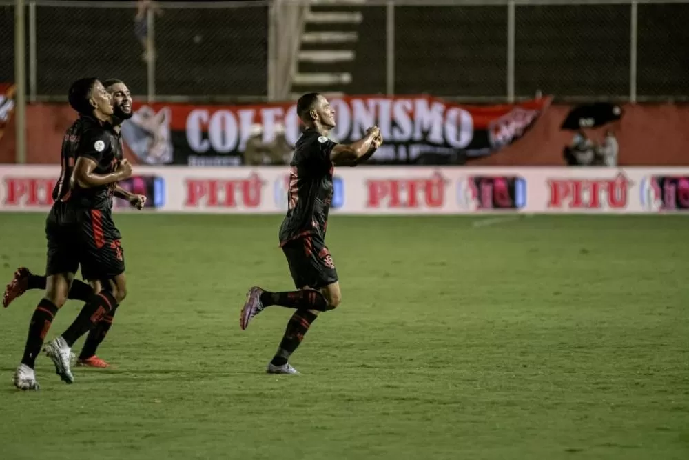 Vitória consegue os gols no fim do jogo e novamente lidera a Série B