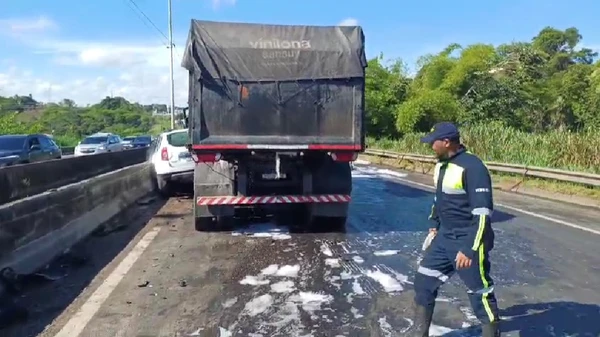 Acidente com 13 veículos deixa feridos e interdita trecho da BR-324