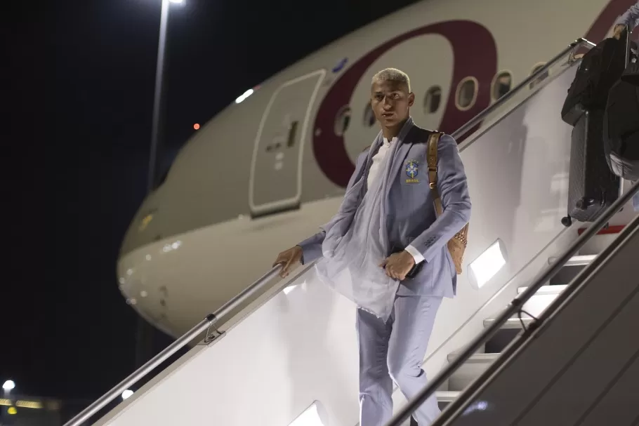 Seleção Brasileira desembarca no Catar com festa da torcida