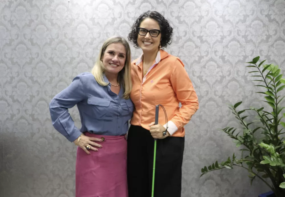 Deputada Ivana Bastos recebe visita da representante da ONG Iris Cão Guia para discutir projetos de inclusão e acessibilidade