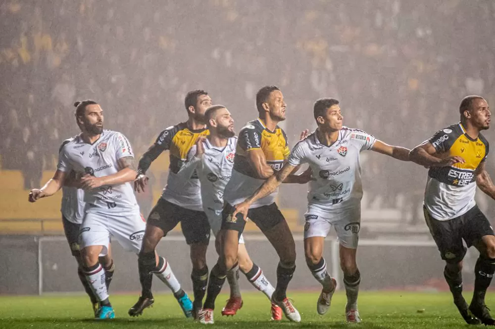 Vitória sofre derrota para o Criciúma em partida sob forte chuva