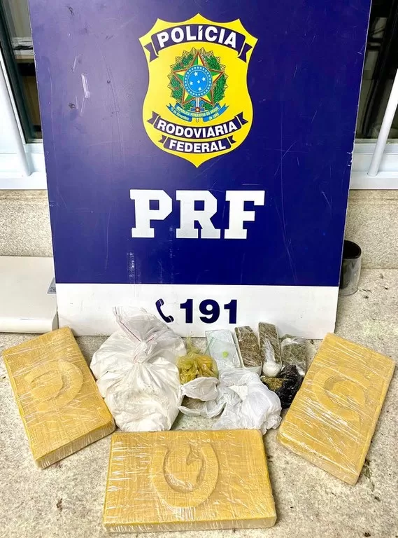 PRF apreende quase 5 kg de drogas na lixeira do banheiro de um ônibus