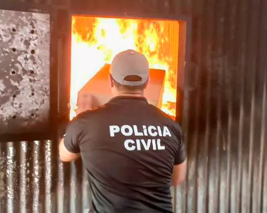 Polícia Civil incinera dez toneladas de cigarros falsos em Conquista
