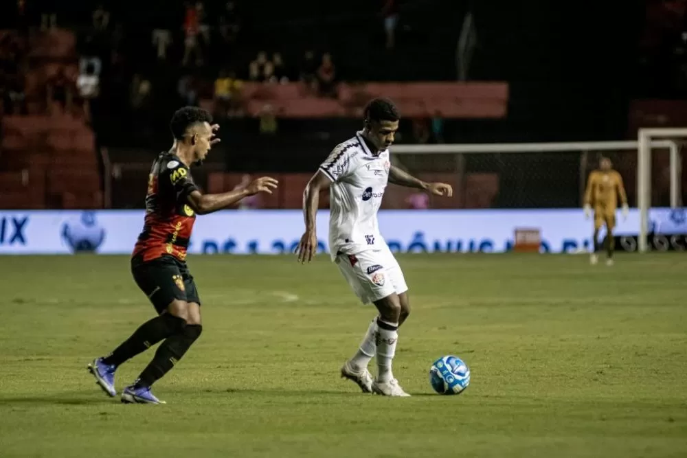 Vitória desbanca o Sport na Ilha e reassume a liderança do Brasileiro
