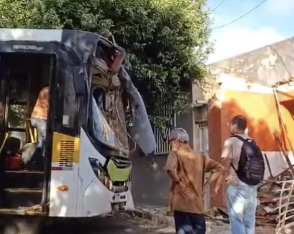 Acidente com ônibus escolar é registrado na Praça do Fogo em Brumado; veja o vídeo