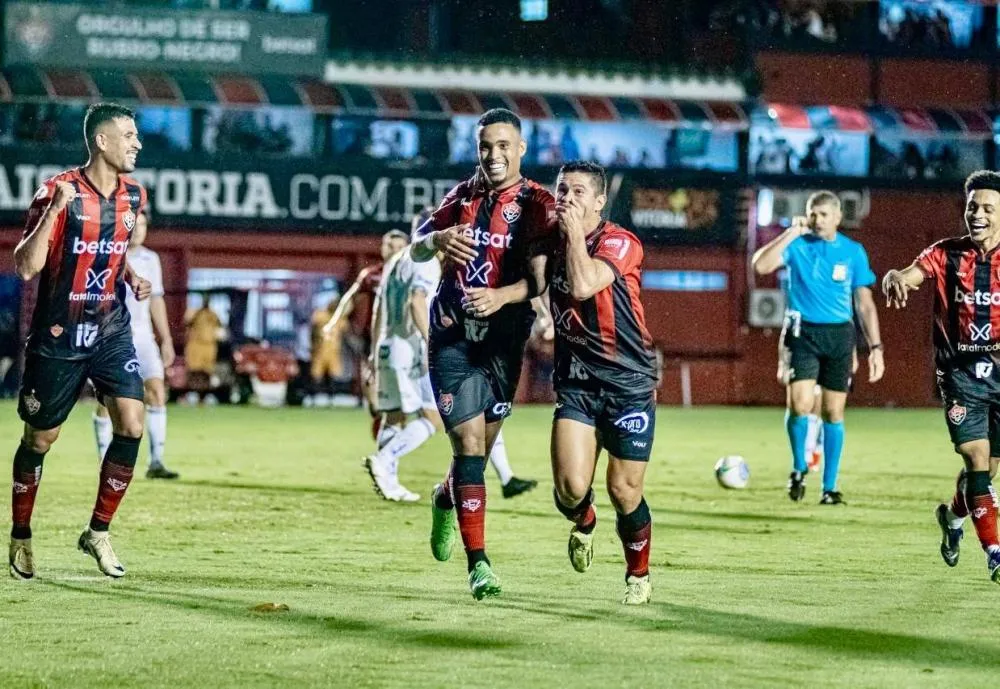 Vitória abre 2 a 0 no Cruzeiro mas cede empate