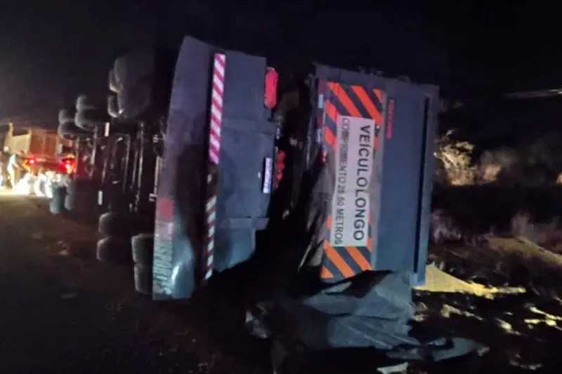 Carreta carregada de milho tomba na BR-030 em Brumado após manobra imprudente de motociclista