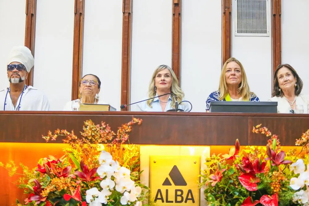 Ivana Bastos participa da sessão de entrega do título de Cidadania Baiana à empresária Lícia Fábio