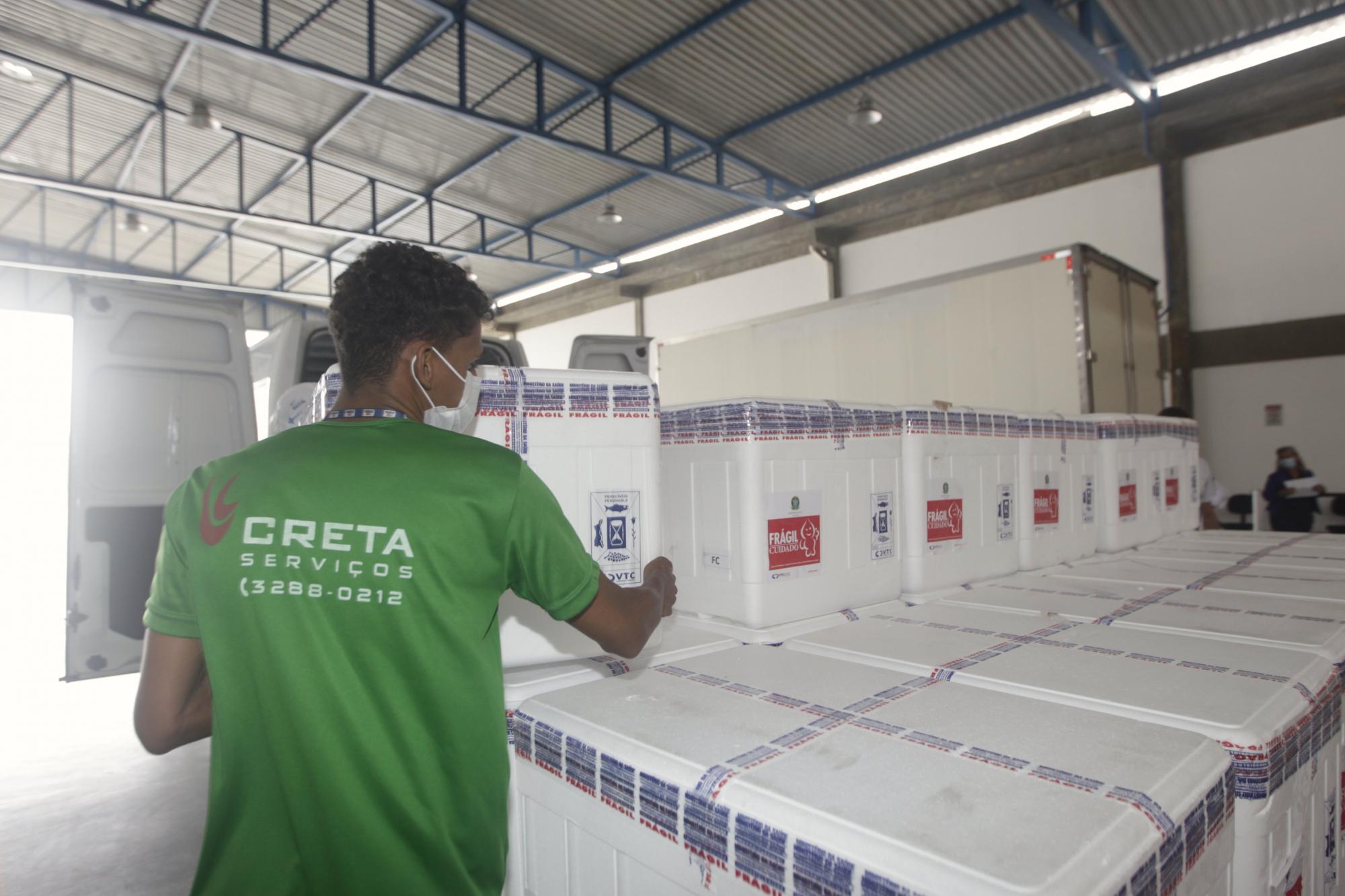 Bahia recebe remessa com 366 mil doses de vacinas contra Covid-19