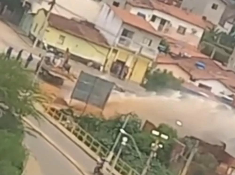 Rompimento de adutora causa interrupção no abastecimento de Água em Brumado e Malhada de Pedras