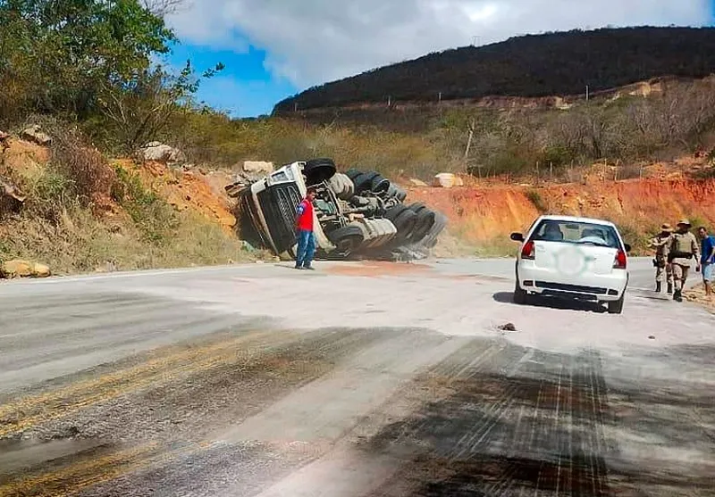 Carreta carregada de cimento tomba em curva perigosa da BA-148, em Rio de Contas