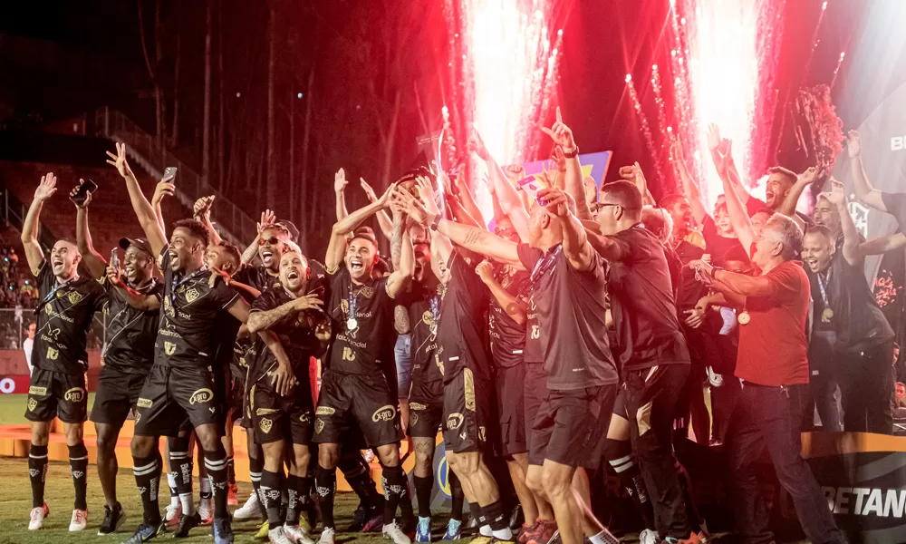 Presidente da CBF entrega troféu ao Vitória campeão brasileiro da Série B